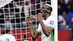 Victor Osimhen, n dunnu ninu aṣọ agbabọọlu orilẹede Naijiria lẹyin to gba goolu sawọn ninu ere bọọlu kan