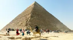 الهرم الأكبر في مصر أحد عجائب الدنيا السبع القديمة والتي مازالت موجودة حتى الآن 