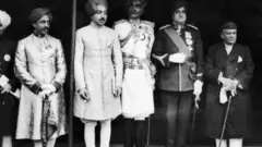 देशाची एक तृतीयांश लोकसंख्या या संस्थानिकांच्या अधिपत्याखाली होती 