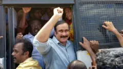 நெய்வேலியில் ராமதாஸ் கைது; வன்முறையில் ஈடுபட்ட பாமக தொண்டர்கள் - போலீஸ் துப்பாக்கிச்சூடு 