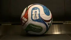 الكرة الرسمية لمباريات كأس العالم لكرة القدم 2026، "تريوندا"، معروضة في غرفة ملابس الفريق الأول خلال جولة إعلامية في ملعب كانساس سيتي (الذي سُمّي مؤقتًا ملعب أروهيد) في مدينة كانساس سيتي بولاية ميسوري، بتاريخ 8 يونيو 2026.