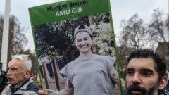 مؤيدو المضربين عن الطعام في ساحة البرلمان، لندن، 15 ديسمبر 2025.