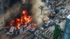 பற்றி எரியும் வங்கதேசம் - போராட்டத்தின் தீவிரத்தை உணர்த்தும் புகைப்படங்களின் தொகுப்பு