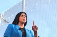 Shabana Mahmood do lado de fora do presídio HMP Millsike, em Yorkshire