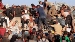 مقتل وإصابة عشرات الفلسطينيين بحادثة انقلاب شاحنات مساعدات أثناء محاولتهم الحصول على غذاء