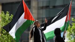 パレスチナの旗を掲げるパレスチナ支持者