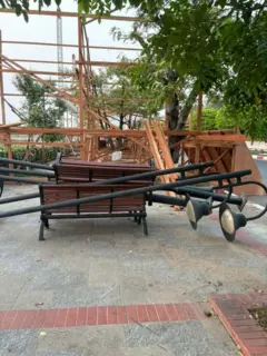 အဖြုတ်ခံထားရတဲ့ အလှဆင်မီးတိုင်တွေ