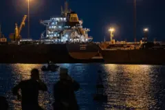 Navio de carga Albina Bulk ancorado no porto de Mascate em Omã em 22 de março