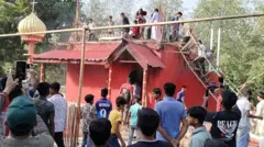 শনিবার দুপুরে ওই মাজারে হামলা চালিয়ে সেখানকার 'পীরকে' আহত করা হয়