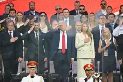 El Presidente de EE.UU. Donald Trump saluda el desfile militar, acompañado por su esposa Melania, y su Secretario de Defensa Pete Hegeseth