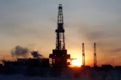 Uma plataforma de perfuração no campo petrolífero de Imilorskoye, ao amanhecer, nos arredores da cidade siberiana de Kogalym, na Rússia.