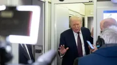 Donald Trump gazetecilere açıklama yapıyor.