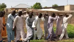 Mutane ɗauke da gawar wani mutum da ƙungiyar Boko Haram ta kashe a Gajiram na jihar Borno cikin watan Satumban 2019