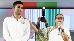 ममता बनर्जी अपने भतीजे अभिषेक बनर्जी के साथ