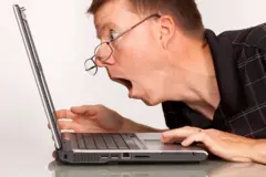 Hombre mira computador