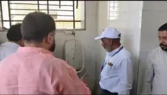 ہسپتال کے ڈین سفید شرٹ میں جبکہ ایم پی ہیمنت رنگین شرٹ میں