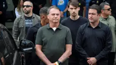 Jair Bolsonaro deixa o hospital onde foi submetido a um procedimento cirúrgico na pele, autorizado pelo ministro do Supremo Tribunal Federal Alexandre de Moraes, no cumprimento da prisão domiciliar