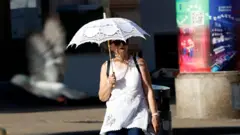 жена са сунцобраном