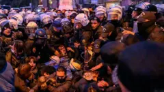 Çok sayıda polis gençlere müdahale ediyor 