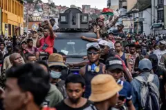 Inyuma y'uko batangaje ko banse itegeko ryo kurasa abari mu myiyerekano, bamwe mu basirikare b'urwego CAPSAT babonetse bari kumwe n'ibihumbi n'ibihumbi vy'abanya-Madagascar bari mu myiyerekano ku mugwa mukuru ejo ku wa 11 Gitugutu 2025 