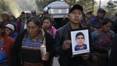 Marcha funeraria por uno de los migrantes asesinados en Tamaulipas