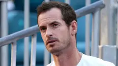 Endi Marej tokom intervjua u beloj majici