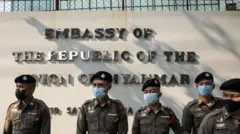 ဘန်ကောက်က မြန်မာနိုင်ငံသံရုံးရှေ့မှာ လုံခြုံရေးယူနေတဲ့ ထိုင်းရဲတပ်ဖွဲ့ဝင်တွေ 