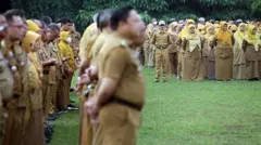 Sejumlah Pegawai Negeri Sipil (PNS) mengikuti apel pertama awal tahun di Lapangan Tegar Beriman, Cibinong, Kabupaten Bogor, Jawa Barat, Selasa (2/1/2024). Presiden Joko Widodo resmi mengumumkan kenaikan gaji PNS 2024 sebesar 8 persen dan pensiunan sebesar 12 persen.