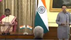 ਰਾਸ਼ਟਰਪਤੀ ਦਰੌਪਦੀ ਮੁਰਮੂ ਨੇ ਸੋਮਵਾਰ ਸਵੇਰੇ ਭਰਤਰੀ ਮਹਤਾਬ ਨੂੰ ਨੂੰ ਪ੍ਰੋਟੇਮ ਸਪੀਕਰ ਦੇ ਅਹੁਦੇ ਦੀ ਸਹੁੰ ਚੁਕਾਈ ਹੈ।