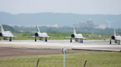 جت‌های نیروی هوایی تایوان در واکنش به مانورهای چین آماده پرواز می‌شوند