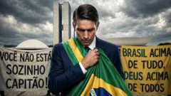 A imagem mostra um homem de terno escuro usando a faixa presidencial e segurando uma bandeira do Brasil junto ao peito, com a cabeça baixa. Ao fundo, aparecem o Congresso Nacional, em Brasília, além de faixas com as frases “Você não está sozinho, capitão!” e “Brasil acima de tudo, Deus acima de todos”.