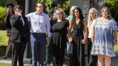 Familias de las víctimas afuera del tribunal