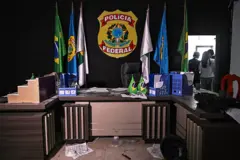 Uma sala que imita uma delegacia de polícia brasileira é mostrada dentro de um centro de golpes abandonado na cidade de O'Smach, na fronteira entre Tailândia e Camboja, em 12 de março de 2026, durante uma viagem de imprensa organizada pelo Ministério das Relações Exteriores da Tailândia e pelo Exército Real Tailandês