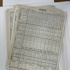 As folhas anotadas à mão dos valores de ozônio registrados pelo instrumento Dobson