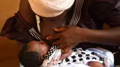 Obinrin to n fun ọmọ ni ọmu