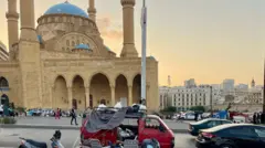 أشخاص يعيشون في سيارة فان أمام مسجد محمد الأمين
