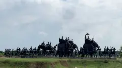 পলাশীর দিকে রওনা হলো নবাব সিরাজ উদদৌলার বাহিনী - মতিঝিলে রাখা ভাস্কর্য