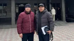 Айбек Теңизбай (солдо) адвокаты Жаныш Бараков менен. 