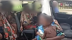 Ọmọ ti ko wọ aṣọ to han pe ko ri ounjẹ jẹ ti iya kan gbe dani