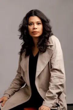 Ana Paula Maia, usando casaco bege