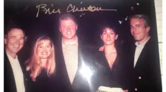Bill Clinton junto a Ghislaine Maxwell y Jeffrey Epstein. Otras dos personas están a la izquierda de la imagen.