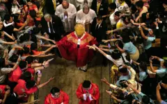 Fiéis tentando tocar o Papa Francisco