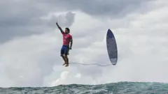 Foto selebrasi anti-gravitasi peselancar Brasil, Gabriel Medina, setelah berhasil menaklukkan ombak besar di putaran ketiga kompetisi selancar putra Olimpiade Paris pada 29 Juli 2024.