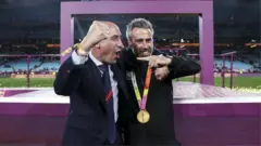 لوئیس روبیالس (چپ) و خورخه ویلدا در حال جشن گرفتن پس از قهرمانی اسپانیا در جام جهانی
