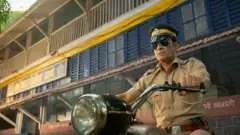 صحنه‌ای از فیلم، هنرپیشه در نقش پلیس سوار بر موتور