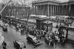 Pessoas em fila em frente ao Museu Britânico em 1972, para visitar a exposição 'Tesouros de Tutancâmon'