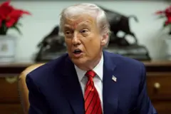 Donald Trump, de terno azul e gravata vermelha, durante uma sessão na Casa Branca, em 10/12/25