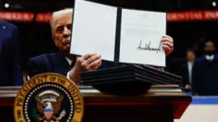 الرئيس الأمريكي دونالد ترامب يستعرض أمراً تنفيذياً بعد توقيعه في 20 يناير/كانون الثاني 2025 في واشنطن