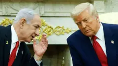 صورة تجمع بين ترامب ونتانياهو  في مكتب ترامب ويبدو نتانياهو وهو يميل على أذن ترامب هامسا ببعض الكلمات