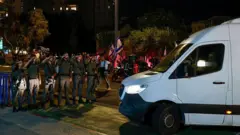 اجساد چهار گروگانی که از غزه به اسرائیل منتقل شده بودند برای آزمایش به مرکز پزشکی قانونی تل‌آویو برده شد